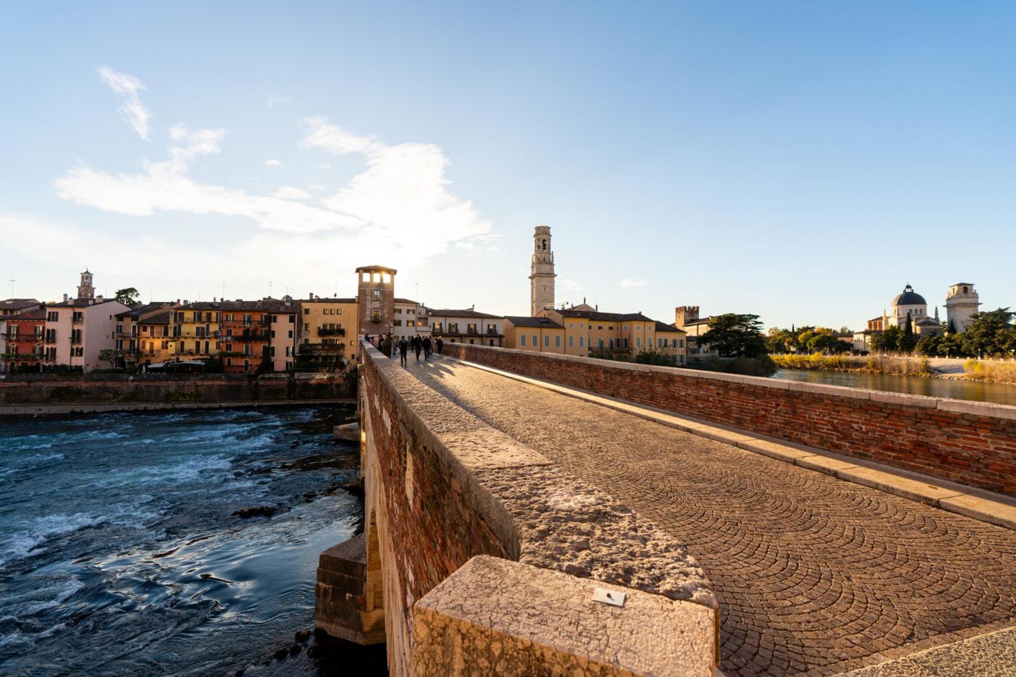לינה וארוחת בוקר ורונה La Finestra Sul Ponte By Postcardsfrom מראה חיצוני תמונה