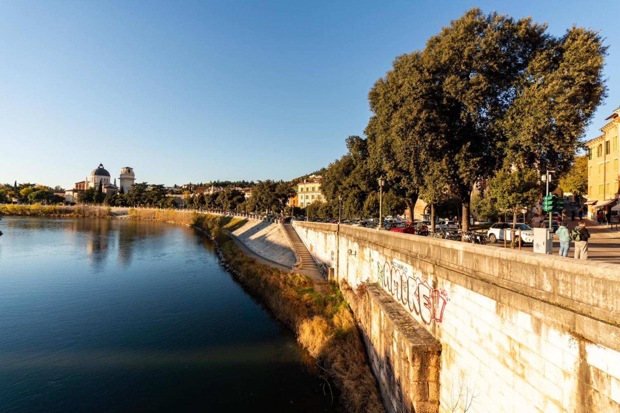 לינה וארוחת בוקר ורונה La Finestra Sul Ponte מראה חיצוני תמונה